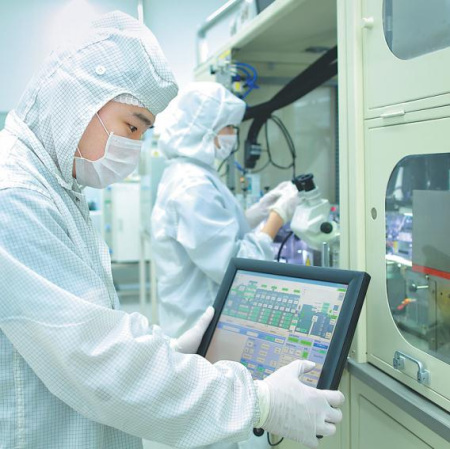 Engineers at work at the photoelectric semiconductor manufacturing base of Osram in Wuxi, Jiangsu province. (Photo provided to China Daily) Engineers at work at the photoelectric semiconductor manufacturing base of Osram in Wuxi, Jiangsu province. (Photo provided to China Daily)
