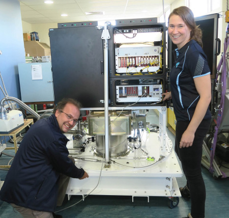 CSIRO astronomers Dr. George Hobbs (L) and Dr. Jane Kaczmarek (R) with the receiver /Photo via CSIRO CSIRO astronomers Dr. George Hobbs (L) and Dr. Jane Kaczmarek (R) with the receiver /Photo via CSIRO