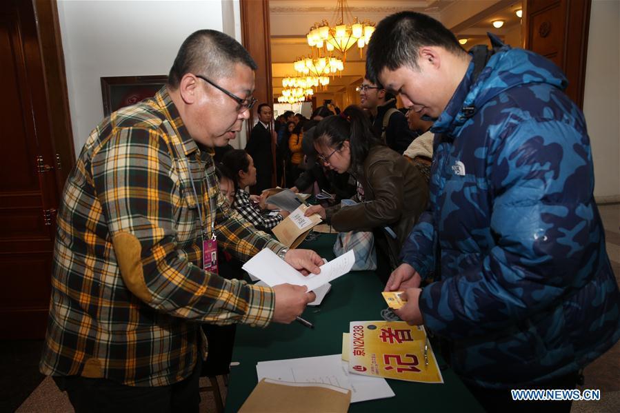 Journalists get credentials at CPPCC auditorium in Beijing(1/3)