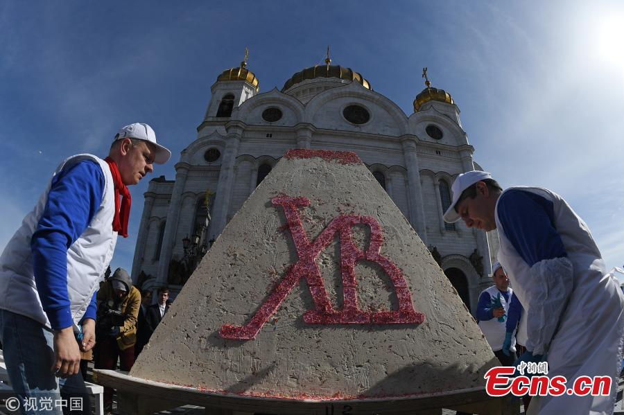 Russian Easter cake, 1,141 kilograms, sets Guinness record(1/3)