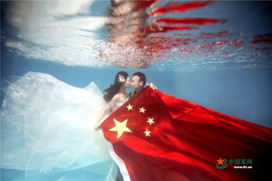 Underwater wedding photos specially for military couple (1/6)