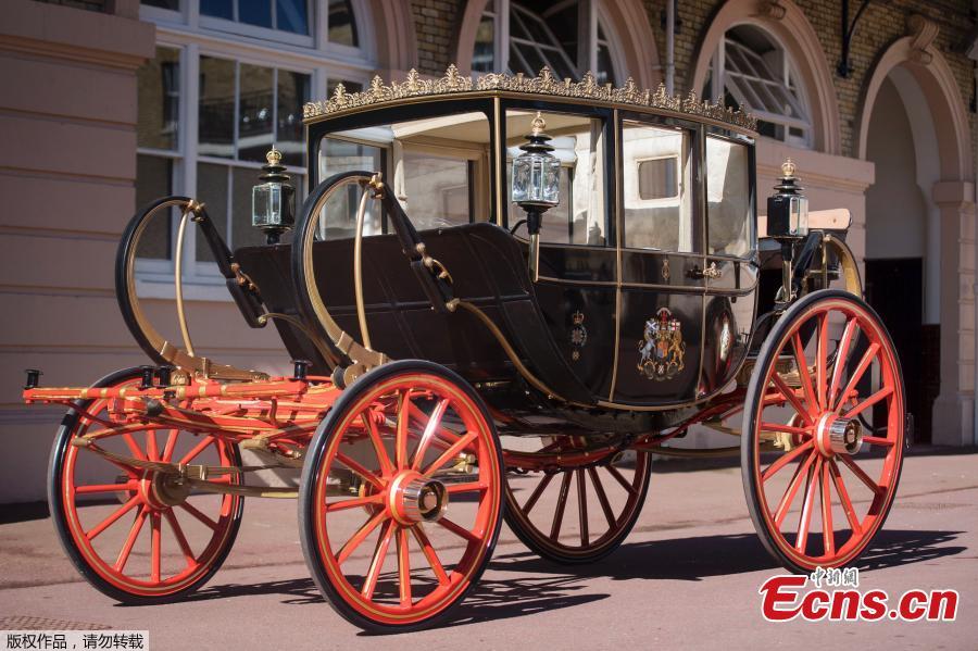 Harry and Meghan choose their wedding day vehicle (1/5)