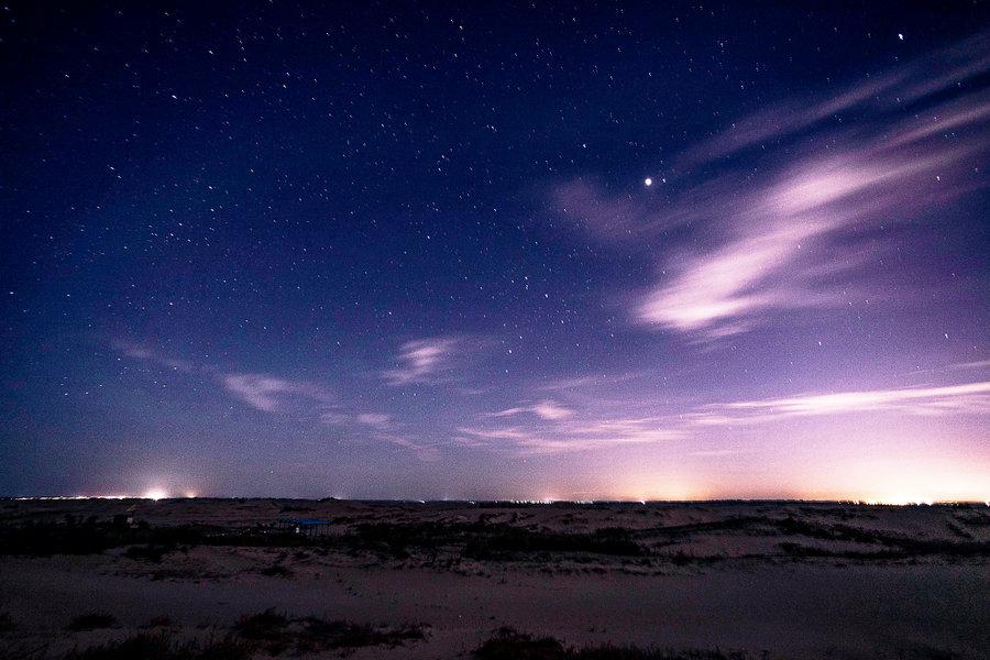 Night view of the beach near the Shahu Lake, May 22, 2018. (Photo provided to chinadaily.com.cn)

The lake is not only a nest for birds, but also a paradise for visitors.

Apart from enjoying Omega-3-rich fish, visitors can try speed boating and parasailing on the lake, which adds a lot of fun.

The beach near the lake, as a filming spot for the 1995 movie A Chinese Odyssey, attracts a large number of visitors who want to take a look at the scene where the film was shot.

Camping is available at the beach.There are new designed camps with more aesthetic looks.