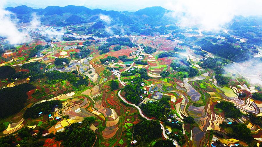 The aerial photo series of the countryside in SW China\'s Chongqing Liangping district wins the first prize at the 2018 National Yangtze River Photo Competition held by the Office of the Central Cyberspace Affairs Commission, the Ministry of Ecology and Environment and 11 local cyberspace affairs commissions in the Yangtze River Economic Belt. The photos were shot in April at Tiemen village, Tiemen county. The photo competition attracted 1,395 participants from all walks of life and their works reflected the natural beauty and people\'s life along the river. (Photo/China Daily)