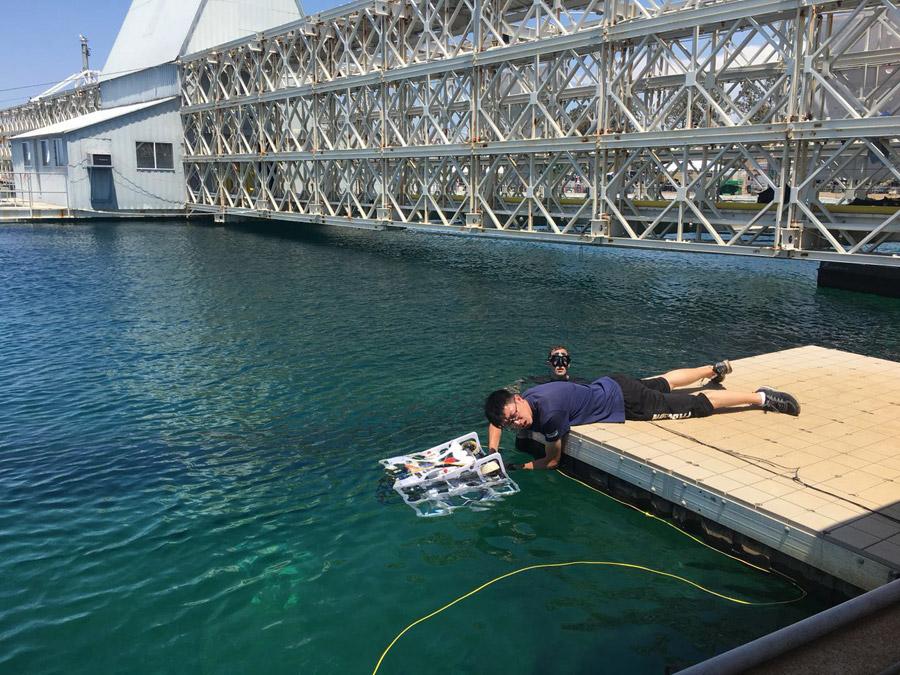 A Harbin Engineering University team wins the 21st RoboSub Competition in San Diego, California, the U.S., on Aug. 6, 2018. (Photo provided to chinadaily.com.cn)
After nearly one year\'s preparation by its 35 members, the team\'s outstanding performance in the competition surpassed the other 46 teams from different universities, including Massachusetts Institute of Technology and Cornell University.
Their top performance also helped China become the third country in the world to win the contest. The others are the U.S. and Canada.
