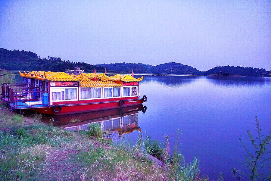 Scenery of Guyu Lake in Longchang city, southeast of Sichuan Province, in early August. (Photo/China Daily)
The creation of the lake began in 1976 and it took two years to fill it up.
The lake helps irrigate roughly 100,000-mu (66.7 square kilometers) land in Longchang, says Huang, adding that later the local government in 2003 allowed fish breeding in the lake.
\