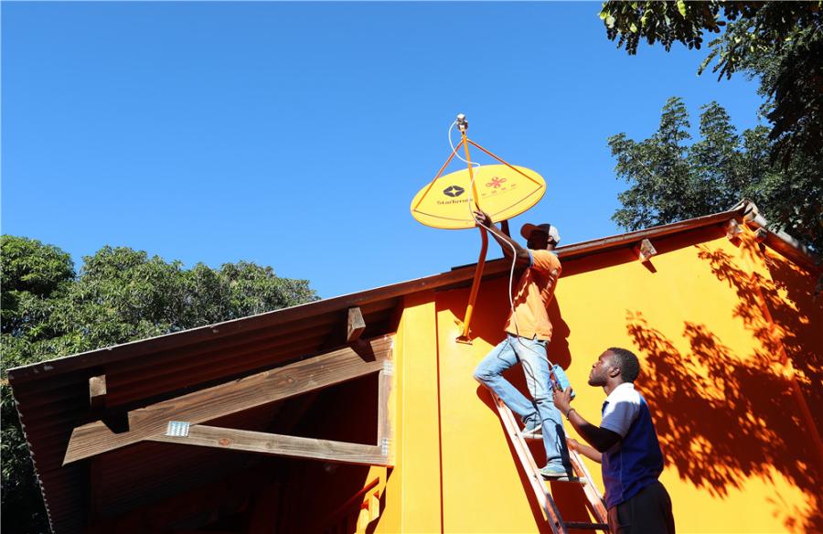 StarTimes\' engineers install a satellite dish in Marracuene, Mozambique. (PHOTO PROVIDED TO CHINA DAILY)
Priceless happiness
China-Africa relations have reached a stage of growth unmatched in history.
While an increasing number of Chinese are visiting Africa, many more Africans are choosing China as a destination to work and live.
Gabon national Bolabola Joelle Zita has worked as a fashion host and voice actress at StarTimes\'s headquarters for 17 months.
Zita earned a bachelor\'s at Beijing Language and Culture University and a master\'s at the University of Science and Technology Beijing.
Back in her home country, Zita was a government employee who dreamed of working in the fashion industry.
However, until she joined StarTimes she never imagined that her dream would ever be realized.
\