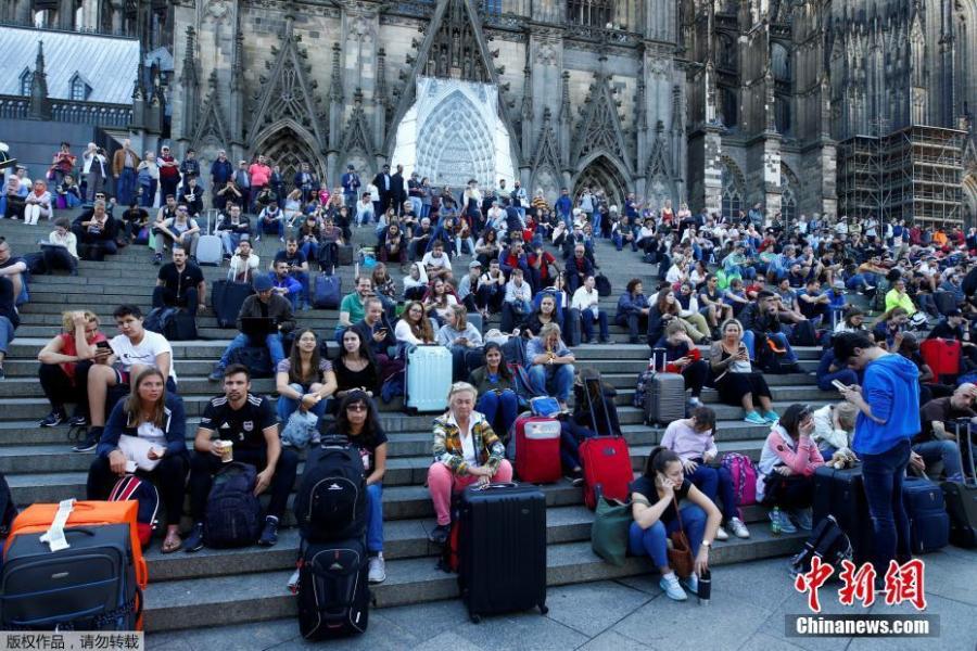 Passengers wait outside the main train station in Cologne, Germany, October 15, 2018, after the train station was closed after hostage-taking. German police have caught a suspected hostage-taker at Cologne’s main train station and freed the hostage, police said on Twitter. (Photo/Agencies)