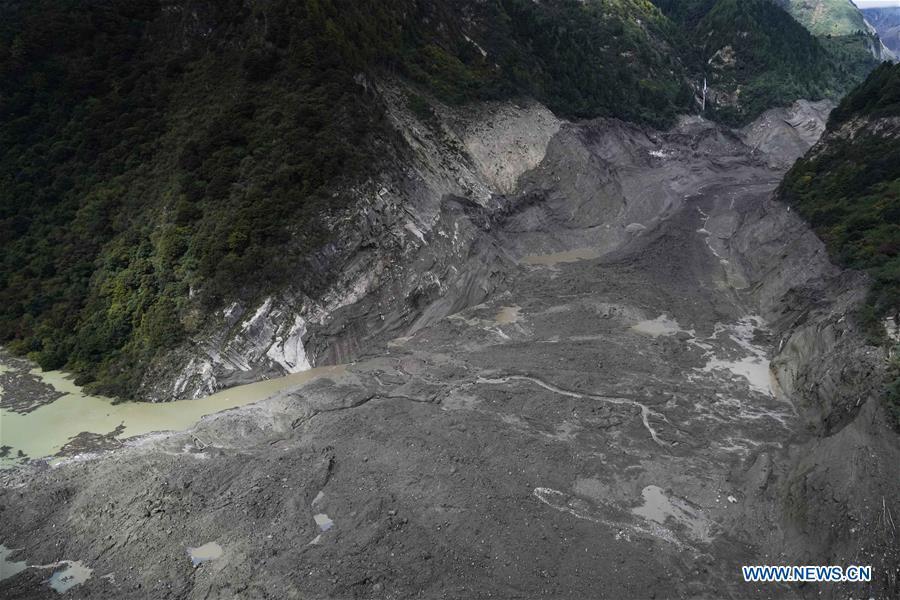 Photo taken on Oct. 18, 2018 shows the scene of a landslide in Menling County, southwest China\'s Tibet Autonomous Region. More than 6,000 people have been evacuated after a barrier lake formed following a landslide in the Yarlung Tsangpo River in southwest China\'s Tibet Autonomous Region, local authorities said Thursday. According to the local disaster relief headquarters, the landslide struck during the early hours of Wednesday near a village in Menling County, blocking the river\'s waterway. The amounts of water in the lake has surpassed 300 million cubic meters. No casualties have been reported. Authorities in Tibet have launched an emergency response, monitoring the lake\'s water level, evacuating local residents and sending relief supplies to the disaster-hit areas. (Xinhua/Purbu Zhaxi)