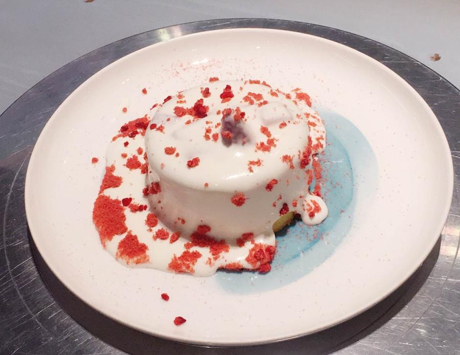 Mudflow cakes are a must-try item at Ming Kitchen. (Photo/CGTN)
Ming Kitchen owner Wu Mingxuan also mentioned that since they are unable to compete with the reputations of big brands, they have to win customers with visually stimulating food.