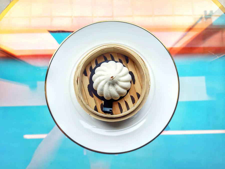 Mousse cake in the shape of steamed bun (Photo/CGTN)
But if the food isn\'t enough, the waiters/waitresses are all dressed in white lab coats. Different kinds of experimental equipment are scattered throughout the store and there is even a big board with complicated chemical equations scribbled on it to simulate the real environment of a lab.