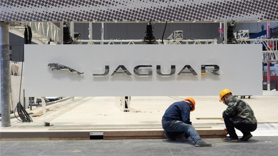 Two employees work on the exhibition booth for Jaguar Land Rover at the National Exhibition and Convention Center (Shanghai) on Oct. 28. The UK automaker will exhibit its first electric SUV I-PACE at the upcoming China International Import Expo. (Photo/chinadaily.com.cn)
Workers were busy on Oct. 28 preparing the booths for participants of the upcoming China International Import Expo at the National Exhibition and Convention Center (Shanghai). Among those slated to exhibit their latest products and services are Fortune 500 companies including Intel, Samsung, Jaguar and Siemens.