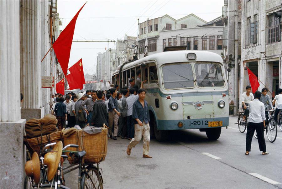 People gather at the bus station on the central avenue in Guangzhou city, South China\'s Guangdong Province, May 4, 1976. (Photo provided to chinadaily.com.cn)