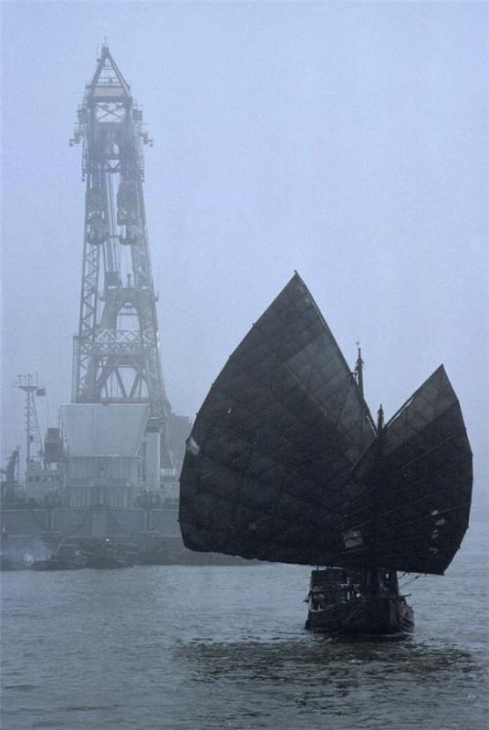 An old fashioned sailboat is seen on the Huangpu River in Shanghai, 1980. (Photo provided to chinadaily.com.cn)