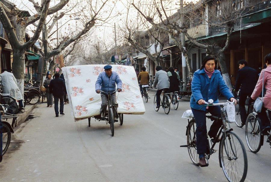 Bicycles are used to help move house in Yangzhou city in East China\'s Jiangsu Province in the 1980s. (Photo provided to chinadaily.com.cn)