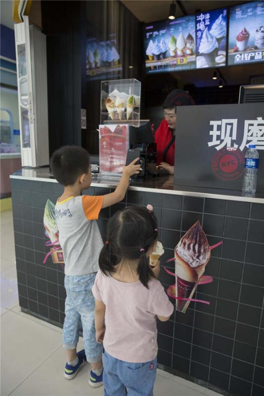 A child buys ice cream using WeChat Pay at a shopping mall in Tianjin municipality, May 27, 2018. (Photo provided to chinadaily.com.cn)