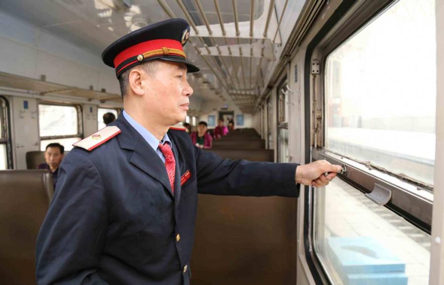 Sun Mingjin works on a green train that runs between the cities of Jilin and Tumen, Northeast China\'s Jilin Province. (Photo by Qu Xiaoxi for chinadaily.com.cn)