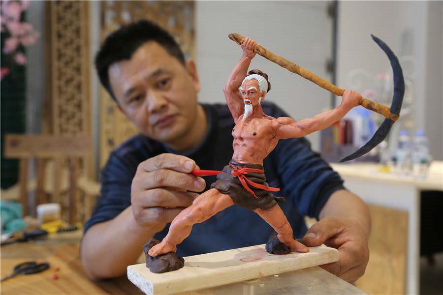 Gao Shan, 43, has been making dough figurines for more than 10 years in Jiyuan city, Central China\'s Henan province. (Photo by Li Hao/for chinadaily.com.cn)
Gao Shan, 43, has been making dough figurines for more than 10 years in Jiyuan city, Central China\'s Henan province.
The traditional craft dates back to the late Yuan Dynasty (1271-1368) and is listed as a provincial intangible cultural heritage. Folk artists make the figures by hand, using wheat flour and glutinous rice flour as raw materials.
Gao learned the traditional skill from his grandfather in childhood. He said \