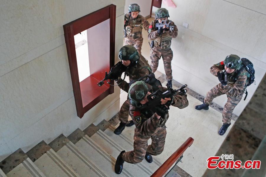 Members of the armed police take part in a drill simulating a hostage-taking scenario at Zhangjiang Hi-Tech Park in Pudong, Shanghai, February 12, 2019. The drill was organized to enhance emergency preparedness. (Photo: China News Service/Yin Liqin)