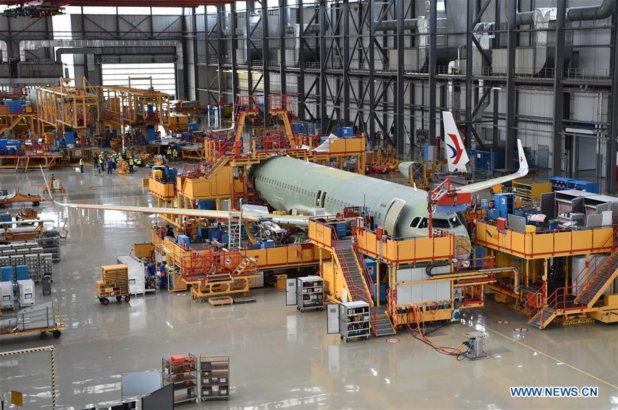 Photo taken on Sept. 27, 2018 shows staff members working at Airbus\' Tianjin final assembly line for the A320-family of jets in north China\'s Tianjin. (Xinhua/Li Ran)