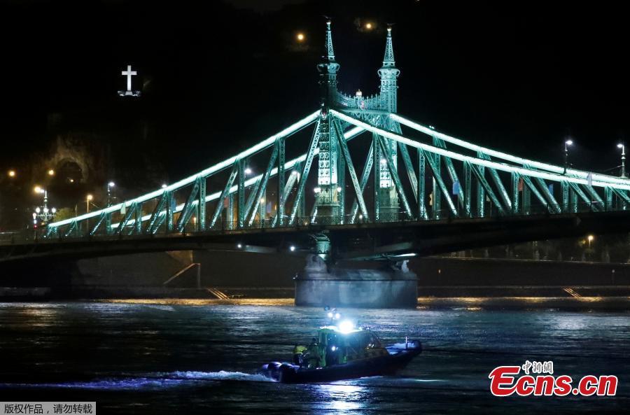 A rescue boat is seen on the Danube river after a tourist boat capsized?in Budapest, Hungary, May 29, 2019. (Photo/Agencies)